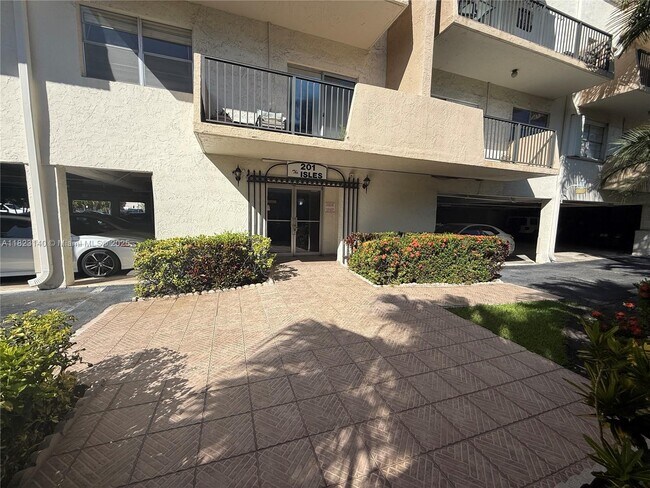 201 180th Dr in Sunny Isles Beach, FL - Building Photo - Building Photo