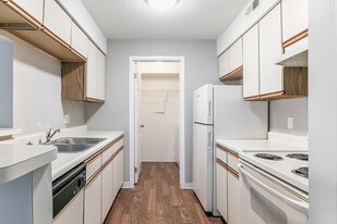 Runaway Bay in Lansing, MI - Building Photo