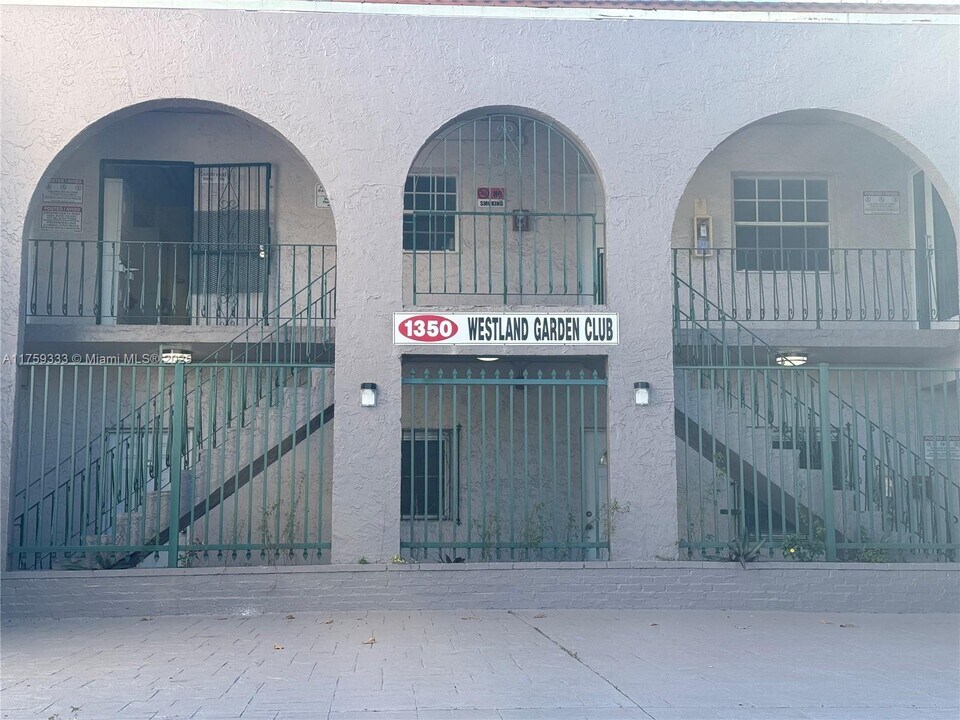 1350 W 53rd St in Hialeah, FL - Building Photo