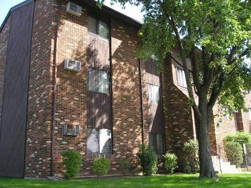 7801 Woodward Ave in Woodridge, IL - Foto de edificio