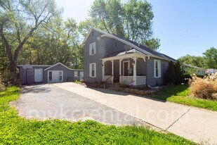 4703 Alhambra St in Roeland Park, KS - Building Photo