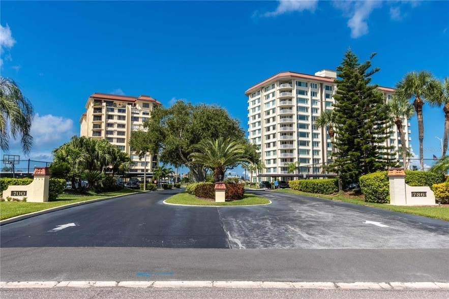 700 Island Way, Unit 501 in Clearwater, FL - Building Photo