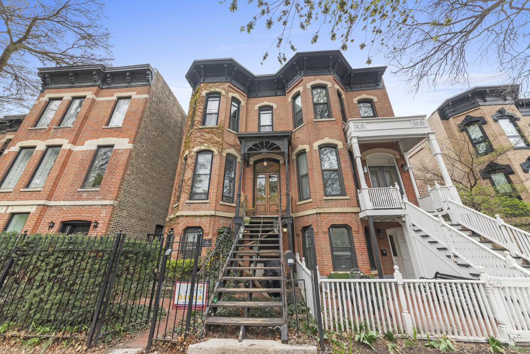 2050 N Bissell St, Unit 2 in Chicago, IL - Building Photo