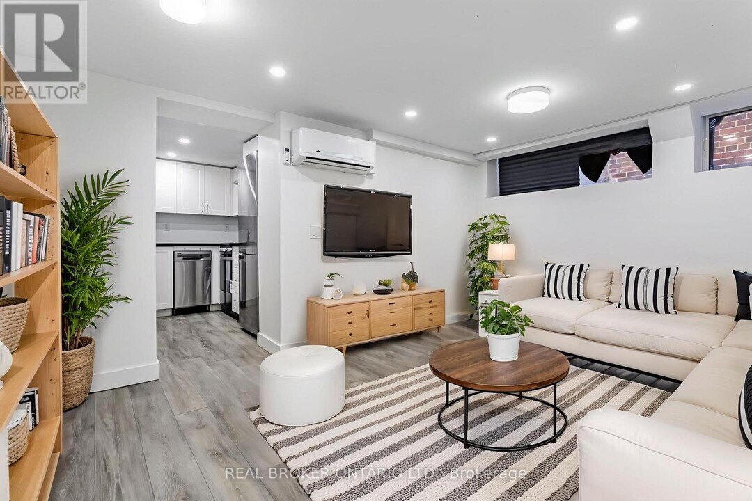 1088 Avenue Rd in Toronto, ON - Building Photo