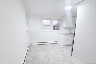 308 40th St in Lindenhurst, NY - Building Photo