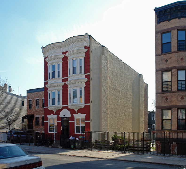 542 Kosciusko St in Brooklyn, NY - Building Photo