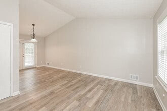 401 Sherwood Oaks Rd in Stone Mountain, GA - Building Photo - Building Photo