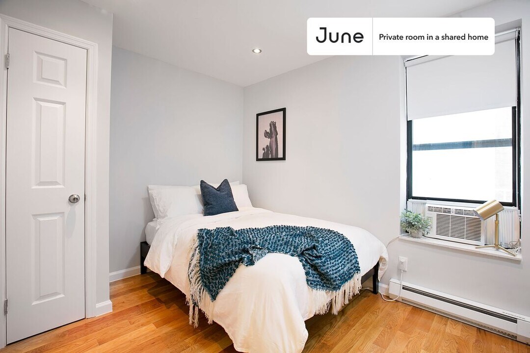 Private bedroom in 3 bed/1 bath Home in New York, NY - Building Photo