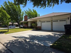 1609 Barkwood Dr in Modesto, CA - Foto de edificio - Building Photo
