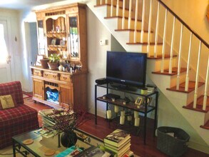 190 Cross Hwy, Unit Front apt. in Westport, CT - Foto de edificio - Building Photo
