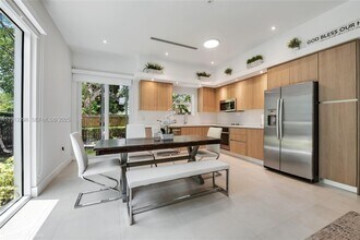 2868 SW 33rd Ct in Miami, FL - Foto de edificio - Building Photo