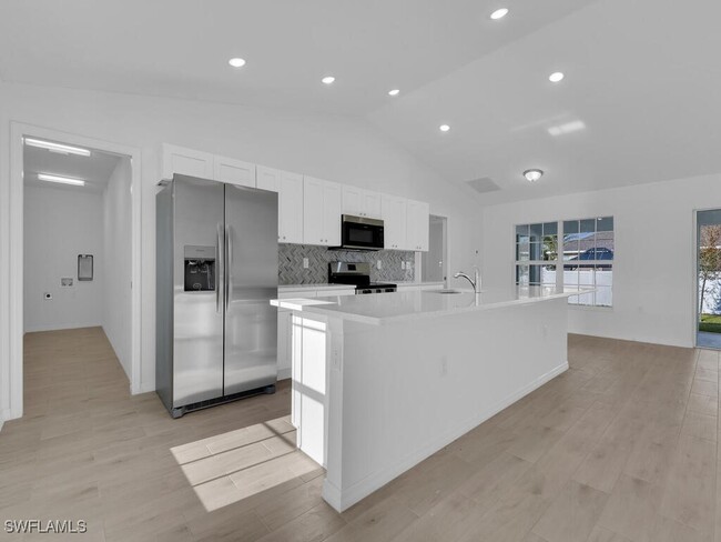 2520 NE 1st Pl in Cape Coral, FL - Foto de edificio - Building Photo
