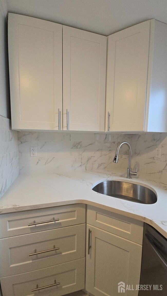 1008 N Oaks Blvd in North Brunswick, NJ - Building Photo - Building Photo