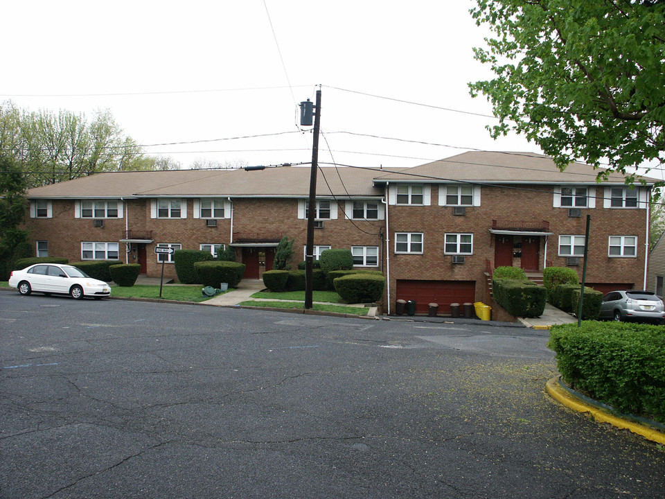 370 Northwood Way in Palisades Park, NJ - Building Photo