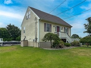 2 Beatrice Ln in Bristol, RI - Building Photo - Building Photo
