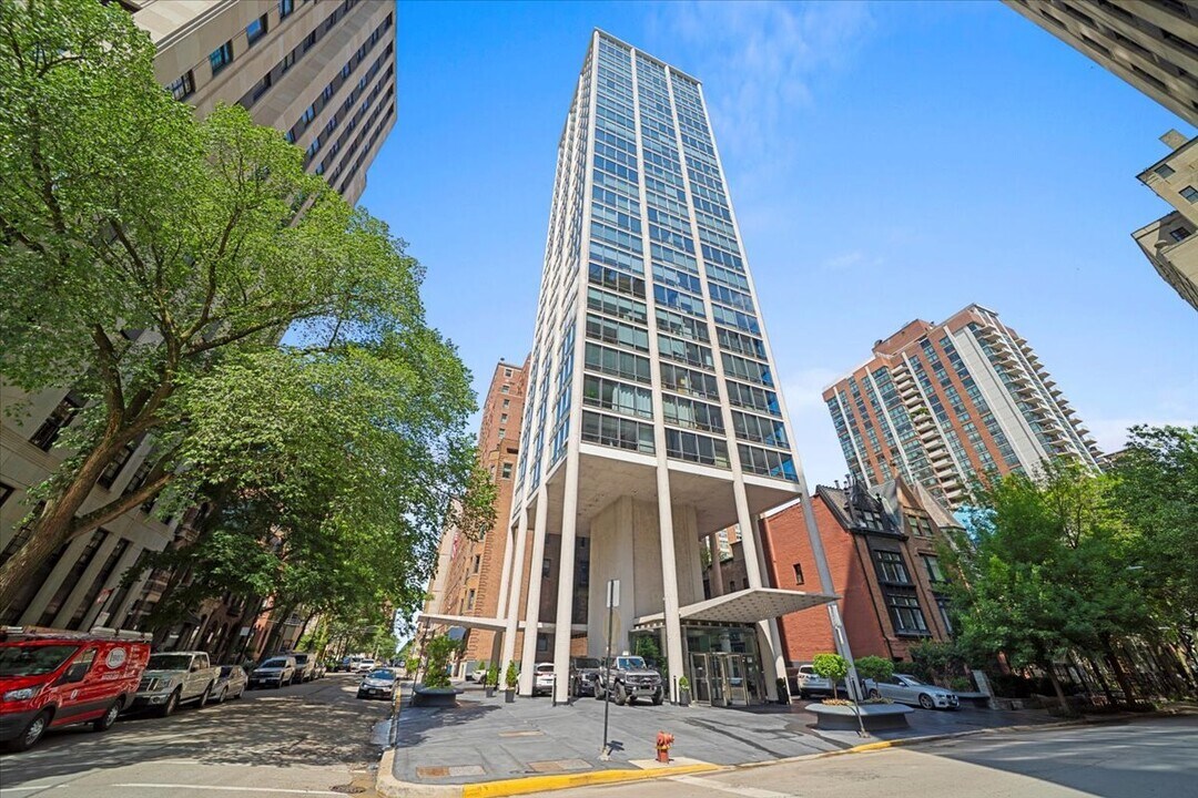 1300 N Astor St in Chicago, IL - Building Photo