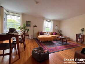 1563 Beacon St, Unit 2 in Brookline, MA - Foto de edificio - Building Photo