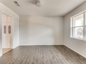 1417 Simpson Dr in Hurst, TX - Foto de edificio - Building Photo