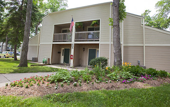 River Pointe Apartments in Mishawaka, IN - Foto de edificio - Building Photo