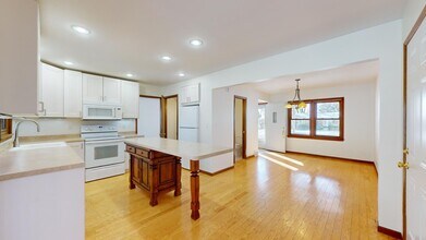2718 Eisenhower Ave in Ames, IA - Building Photo - Building Photo