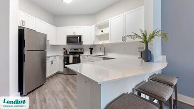 810 W St Johns Ave in Austin, TX - Foto de edificio - Building Photo