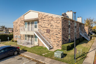 Trinity Meadows in Carrollton, TX - Building Photo - Building Photo