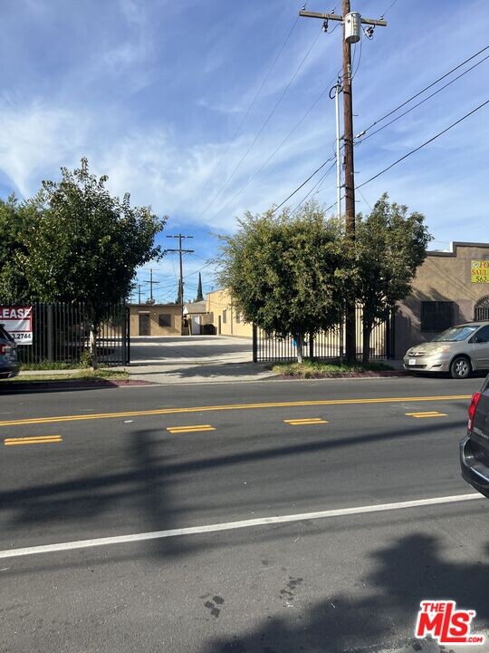 6617 San Pedro St in Los Angeles, CA - Building Photo