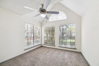 1710 W T C Jester Blvd in Houston, TX - Foto de edificio - Building Photo