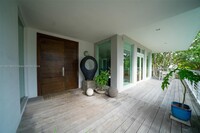 701 Fernwood Rd in Key Biscayne, FL - Foto de edificio - Building Photo