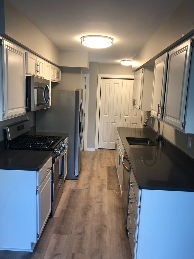 property at 7114 Park Shores Ct