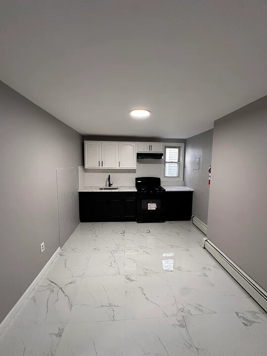 580 Broadway, Unit 2R in Newark, NJ - Building Photo