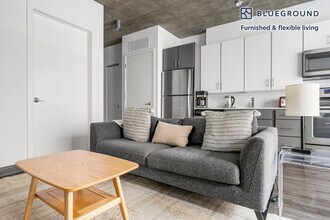 215 W Lake St in Chicago, IL - Foto de edificio - Building Photo