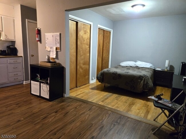 526 Valley Brook Ave in Lyndhurst, NJ - Building Photo - Building Photo