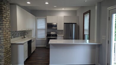 1908 E Webster Pl, Unit 2 in Milwaukee, WI - Foto de edificio - Building Photo