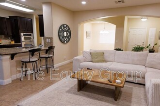 2310 W Tyler Ave in Visalia, CA - Foto de edificio - Building Photo