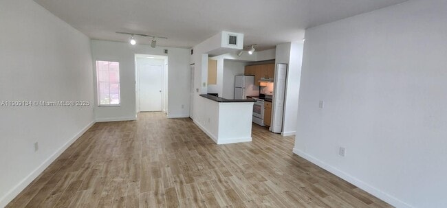 2403 Centergate Dr in Miramar, FL - Building Photo - Building Photo