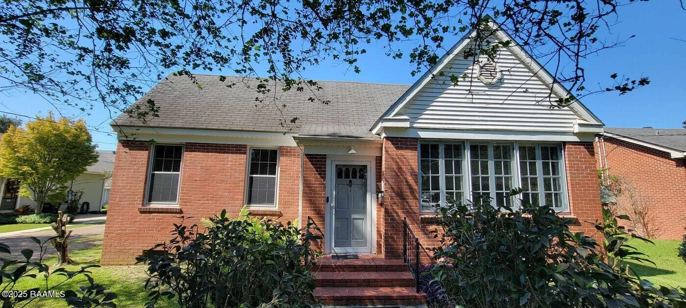211 City Park Cir in New Iberia, LA - Building Photo