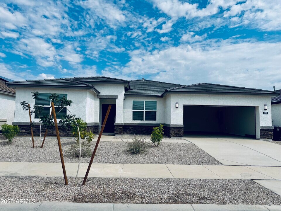 15402 W Cottontail Ln in Surprise, AZ - Building Photo