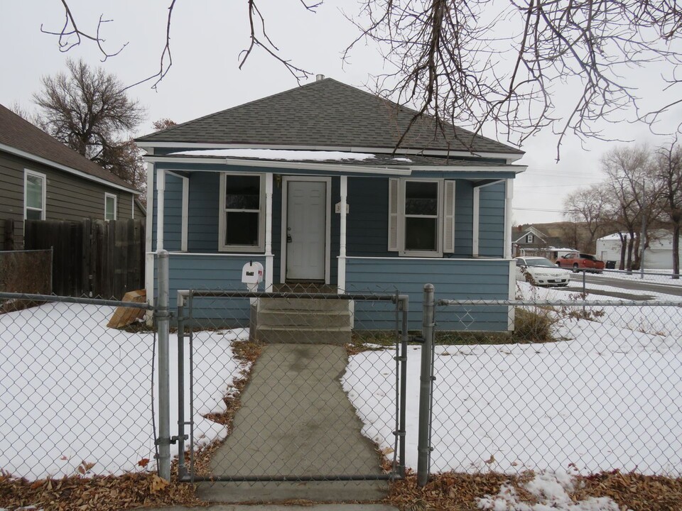 325 S 32nd St in Billings, MT - Building Photo