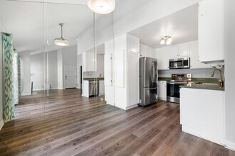 24 Seaside Cir in Newport Beach, CA - Building Photo - Building Photo