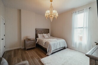 714 N Main St, Unit Dewey's Boutique Apt in Evansville, IN - Building Photo - Building Photo