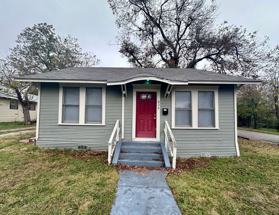 824 N 2nd St in Temple, TX - Building Photo