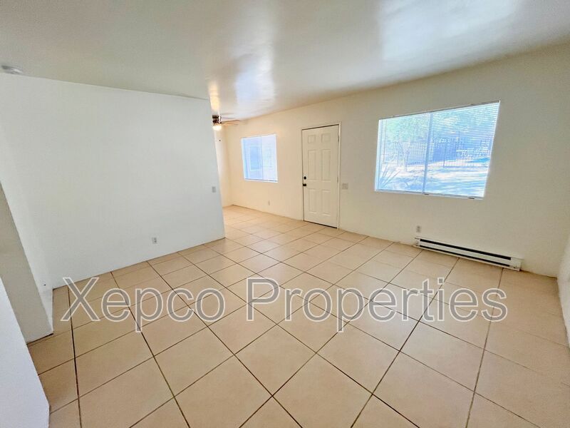 594 E Chuckwalla Rd in Palm Springs, CA - Building Photo