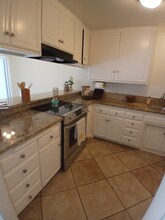 837 Amigos Way in Newport Beach, CA - Foto de edificio - Building Photo