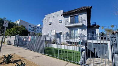 14801 Delano St in Los Angeles, CA - Foto de edificio - Building Photo