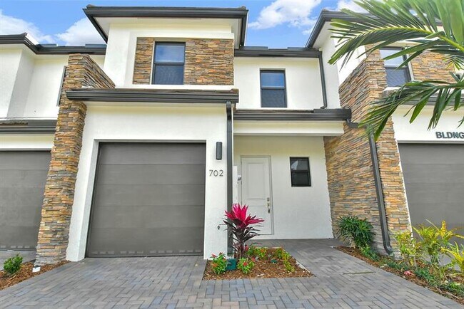 702 Stellar Ct in Pompano Beach, FL - Building Photo - Building Photo