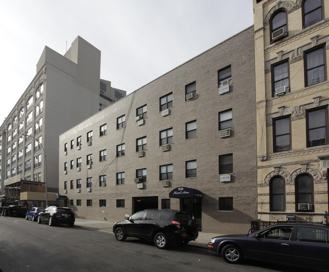 950 Kent Ave in Brooklyn, NY - Building Photo - Building Photo