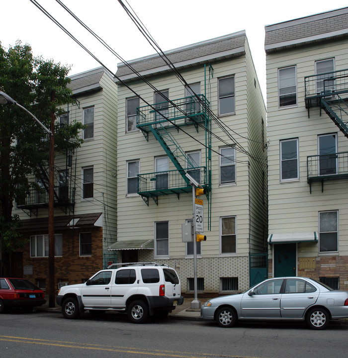 104 Pulaski St in Newark, NJ - Building Photo