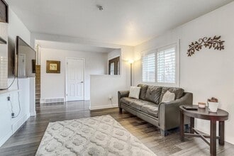 2860 S Golden Way in Denver, CO - Foto de edificio - Building Photo