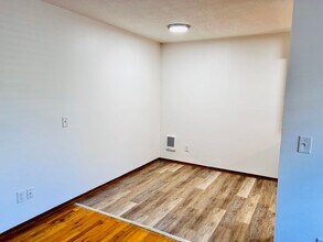 7043 SE Woodward St in Portland, OR - Building Photo - Building Photo